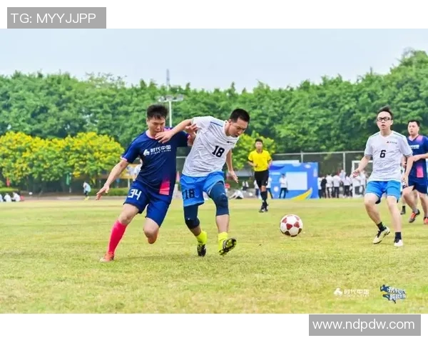 足球球星清凉玩水瞬间展现赛场外别样精彩风采